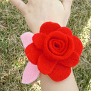 Flores de fieltro para pulseras infantiles. 