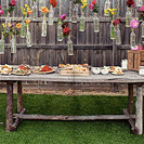 Manualidades para decorar cumpleaños infantiles. Decoración con botellas y flores colgantes