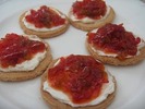 Tostas de queso fresco y pimientos dulces