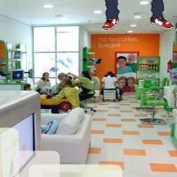 Cortarse el pelo es divertido en Fashion Kids. Peluquería infantil.