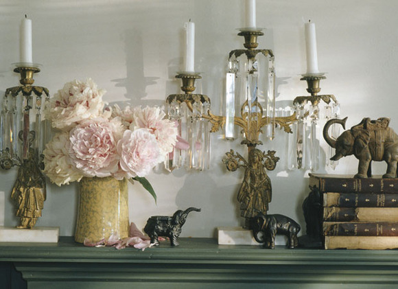 Poner unas flores al lado de los librritos y los candelabros
