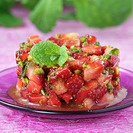 Tartar de fresas con pistachos verdes