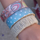 Pulseras de madera y tela para este verano