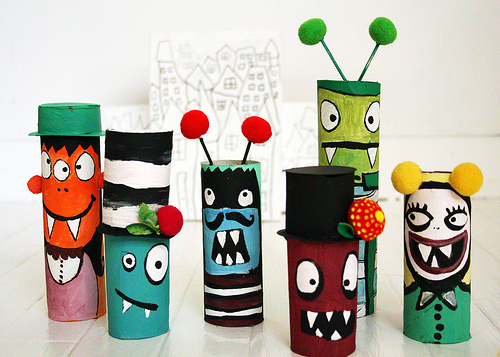 Muñecos hechos con tubos de papel higiénico