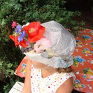 Sombreros de papel de periódico y flores