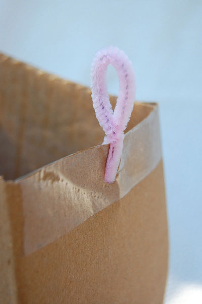 Cuarto paso para hacer un bolso de cartón