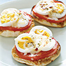Blini con tomate y huevo gratinado