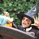 Jugando con libros en Halloween