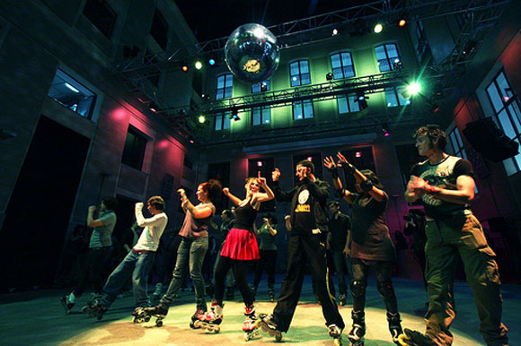 Patina y baila con los niños en Roller Disco Madrid