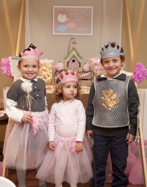 Disfrazamos a todos los invitados de príncipes y princesas.