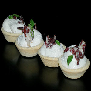 Tartaleta de Mousse de Roquefort con jamón de pato