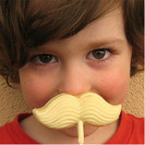 Piruletas de chocolate con forma de bigotes para niños