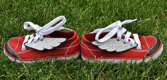 Originales zapatillas con alas. Manualidades para niños