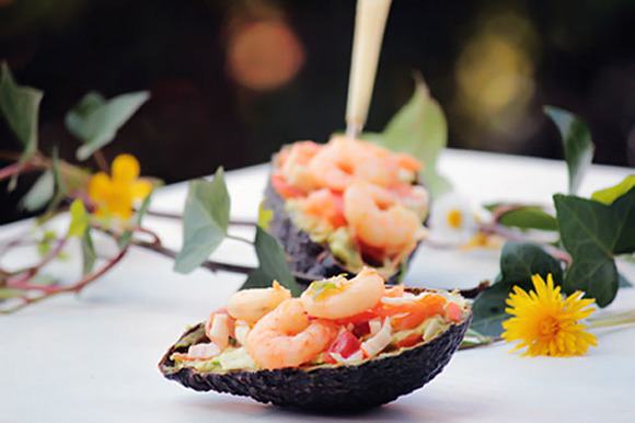 Receta de aguacates con gambas y salmón