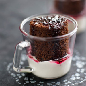 DESAYUNOS ROMÁNTICOS: Chocolate blanco a la taza con bizcochos