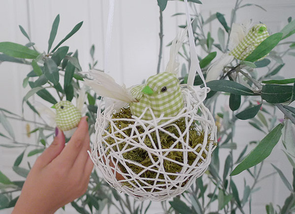 Hacer un nido de pájaro con lanas y globos