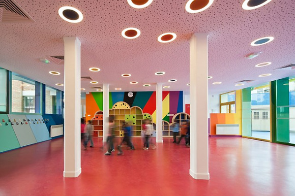 Una guardería-colegio llena de color en Francia