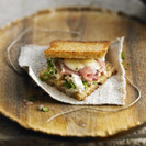 Bocadillo caliente de jamón serrano, queso, puerro y almendras tostadas