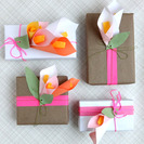 Cómo envolver regalos con flores de papel