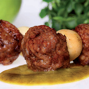 Brochetas de albóndigas de caballa y sepia