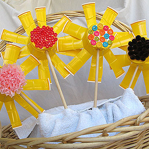 Manualidad para niños. Originales flores con vasos de plástico.