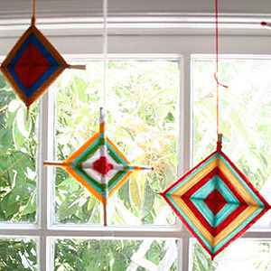 Coloridas cometas de lana para decorar la casa. Manualidad para hacer con niños.