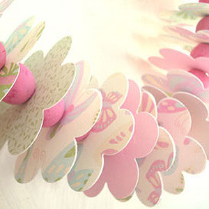 Originales collares para las princesas de la casa. Manualidad para hacer con niños.