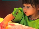 Estimulación de los niños pintando con esponjas
