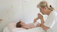 Cuidados depués de Bañar al bebé. Masaje e Hidratacion del recién Nacido
