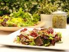Ensalada con queso de cabra y cebolla confitada