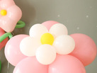 Cómo hacer una flor con globos de colores