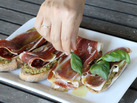 Aperitivos fáciles. Tosta de jamón y pesto
