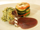Chuletas de cordero en costra provenzal y milhojas de verduras