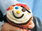Cómo decorar cupcakes para una fiesta de piratas